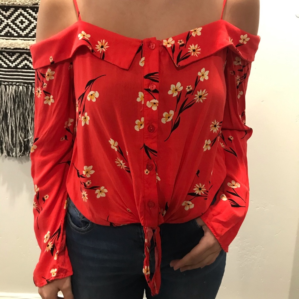 Off the shoulder tie knot crop top